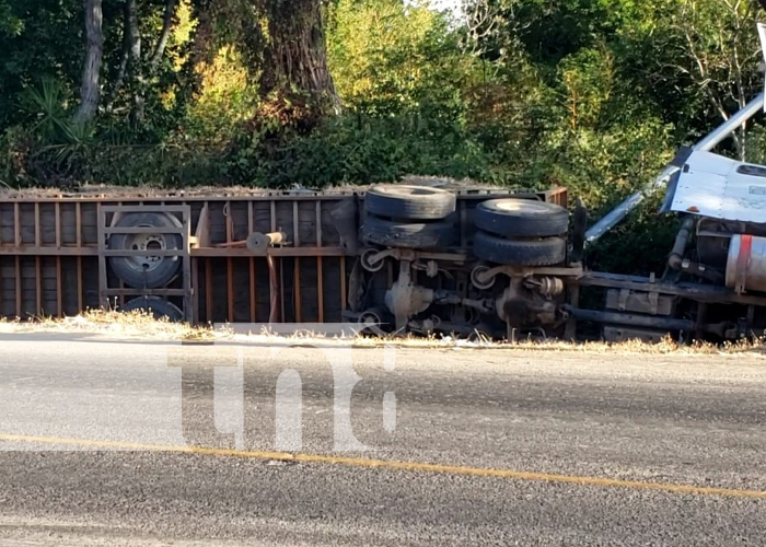 Foto: Vuelco de camión en la Carretera Panamericana, jurisdicción de Nandaime / TN8