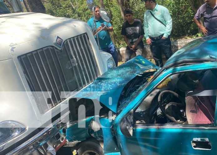 Foto: Fuerte choque frontal entre camión y taxi en Tola, Rivas / TN8