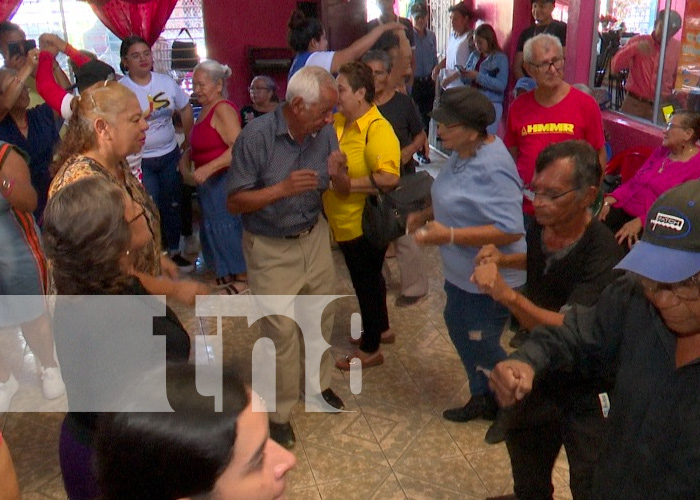 Adultos mayores llenos de sonrisas en Casa Club de Managua