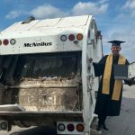 Recolector de basura se gradúa como abogado