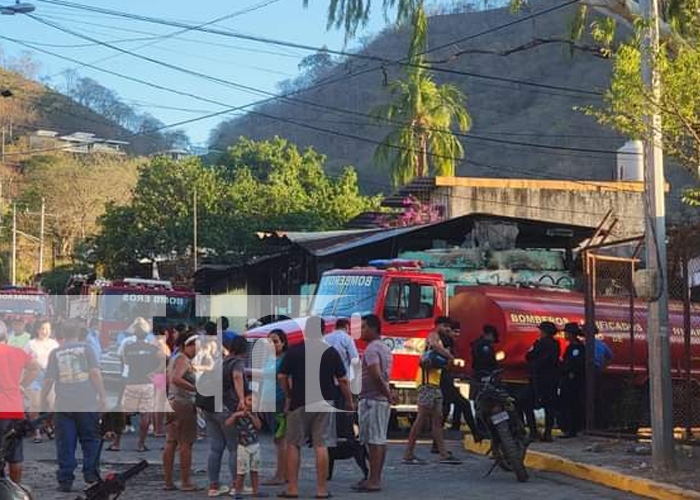 Foto: Descuido pudo ser la causa de un incendio que redujo a escombros tres viviendas en San Juan del sur/TN8