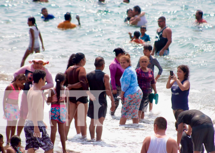 Familias disfrutan de las playas de Chinandega y del almíbar más grande