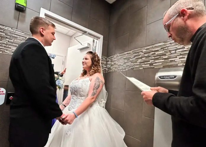 Increíble: Pareja realiza su boda en el baño de una gasolinera