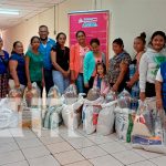 Foto: Mujeres de Granada reciben paquetes /cortesía