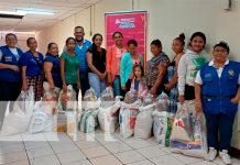 Foto: Mujeres de Granada reciben paquetes /cortesía