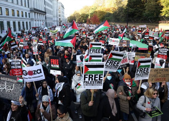 Miles de personas protestan en Londres por un alto el fuego en Gaza