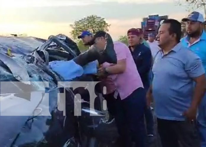 Foto: ¡Quedó atrapado en el Vehículo! Conductor se volcó en la carretera Darío Las Calabazas / TN8