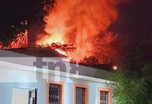 Infernal incendio consume dos viviendas en Linda Vista, Managua