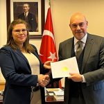 Embajadora de Nicaragua en Türkiye entrega Copias de Estilo