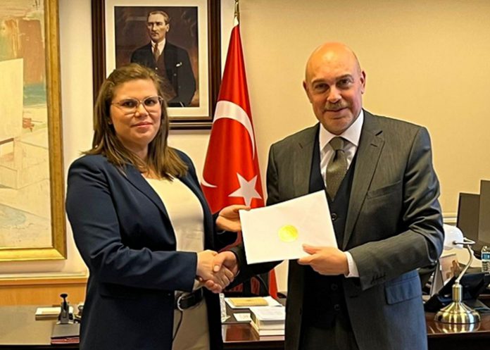 Embajadora de Nicaragua en Türkiye entrega Copias de Estilo