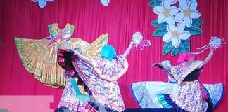 Foto: Festival de Trajes Originales de Nuestro Folklore: Espectáculo lleno de color en Granada/TN8