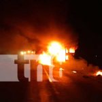 Bomberos Unidos extinguen llamas que arrasaron con un bus en Nandaime