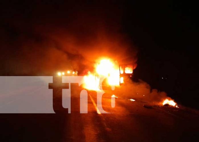 Bomberos Unidos extinguen llamas que arrasaron con un bus en Nandaime