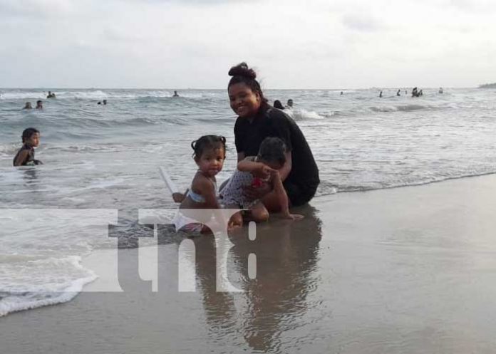 Foto: Familias de Bilwi y de otras regiones del país sofocan el calor en las playas del Caribe/TN8