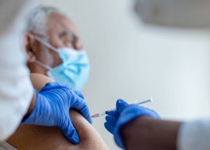 Un hombre de 62 años se vacunó 217 veces contra el COVID, conoce su caso