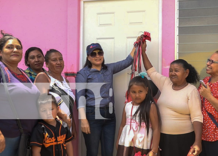 Foto: Familias alegres y agradecidas con sus nuevas viviendas donadas por el Gobierno de Nicaragua / TN8
