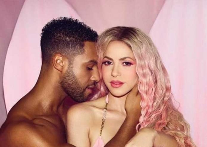 ¿Romance? Shakira y el actor Lucien Laviscount posan en calientes fotos