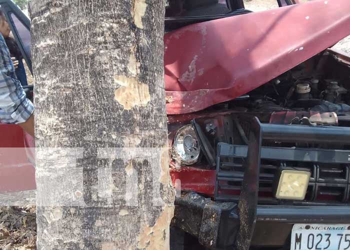 Foto: Ocupantes de vehículo sobreviven tras impactar contra árbol en Juigalpa/TN8