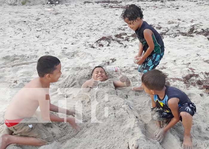 Foto: Familias de Bilwi y de otras regiones del país sofocan el calor en las playas del Caribe/TN8