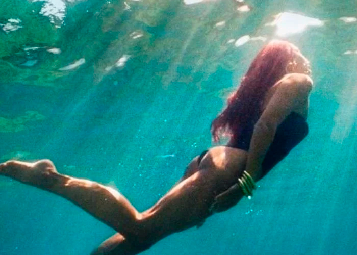 Foto: Dua Lipa deslumbra con su figura desde el mar luciendo un sensual traje de baño de una pieza / Cortesía