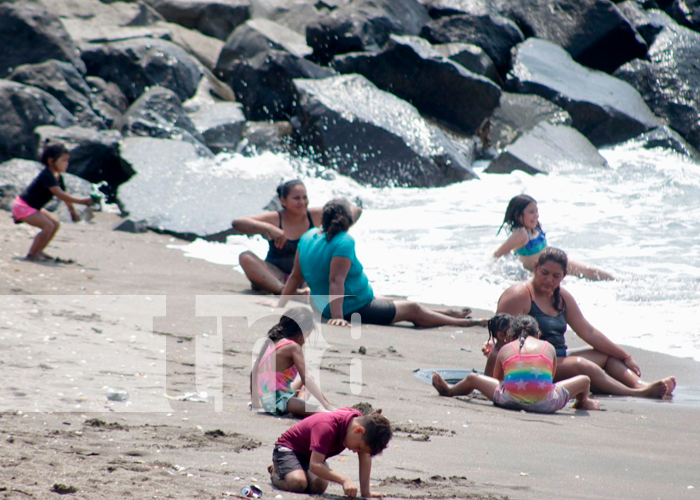 Foto:Familias disfrutan de las playas de Chinandega y del almíbar más grande/TN8