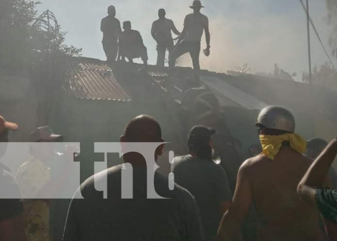 3 Foto: Descuido pudo ser la causa de un incendio que redujo a escombros tres viviendas en San Juan del sur/TN8