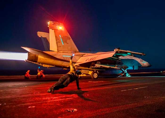 Aviones de combate de EEUU y Reino Unido atacan aeropuerto en Yemen