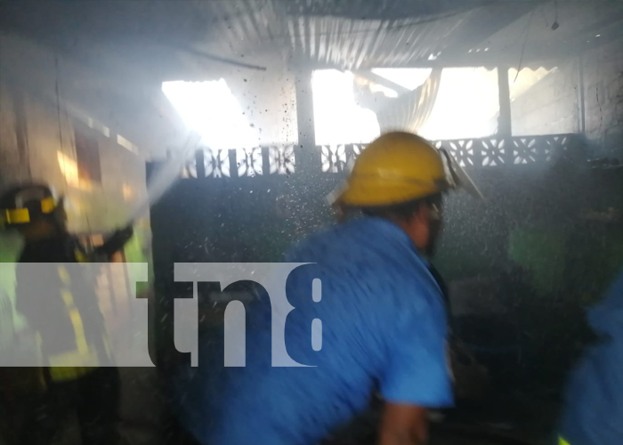 Foto: Granada: Fuerte incendio deja una persona con quemaduras y en cenizas una vivienda/TN8