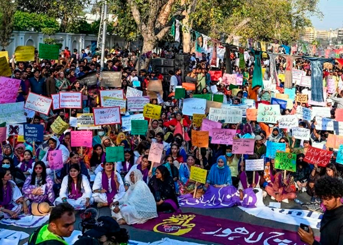Mujeres salen a las calles en Pakistán para exigir más derechos
