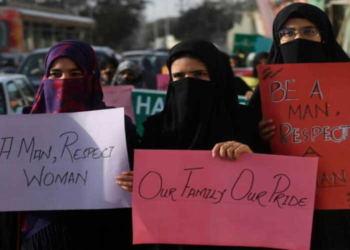 Mujeres salen a las calles en Pakistán para exigir más derechos