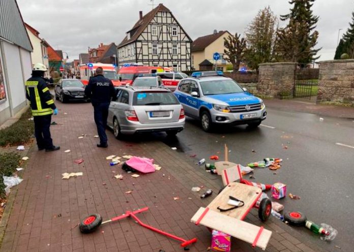 Abuelito atropella a mujer y su hijo de 4 años en Alemania