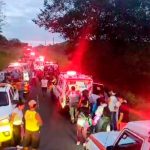 Bus cayó en cuneta con 50 pasajeros en Costa Rica