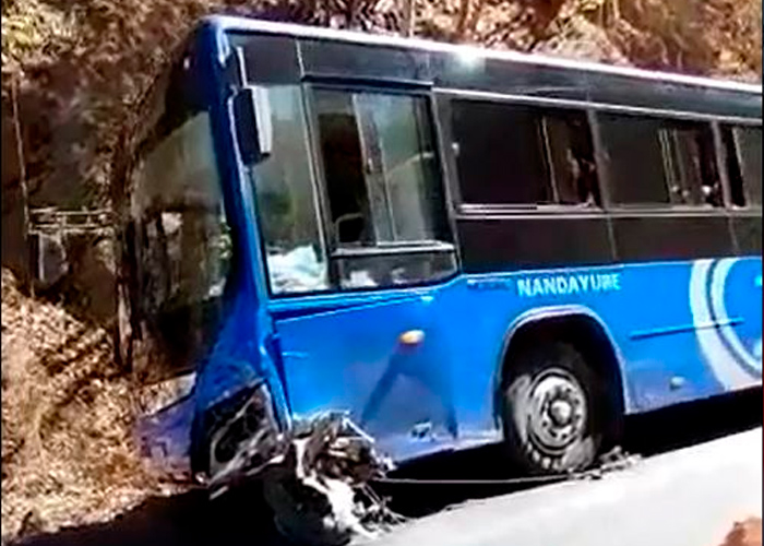 Bus cayó en cuneta con 50 pasajeros en Costa Rica