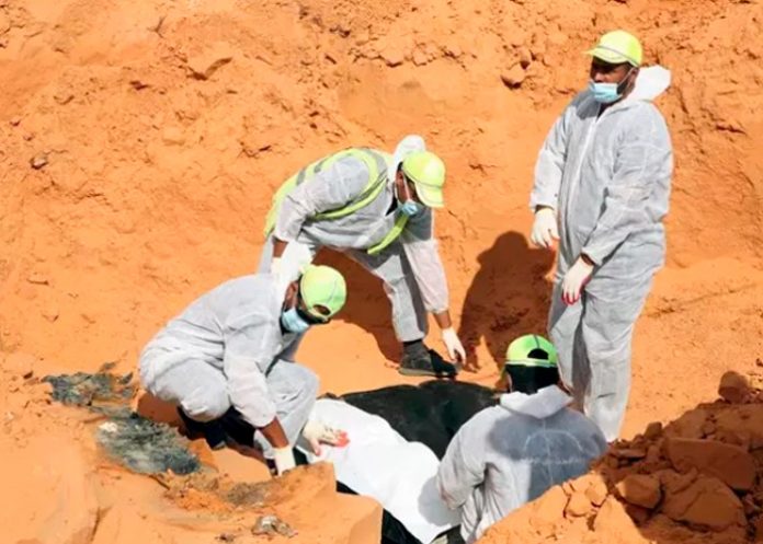 Escalofriante: Encuentran 65 cuerpos de migrantes en una fosa común en Libia