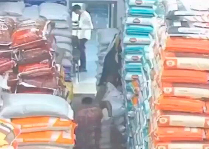 Aplastada por 40 sacos de arroz en India