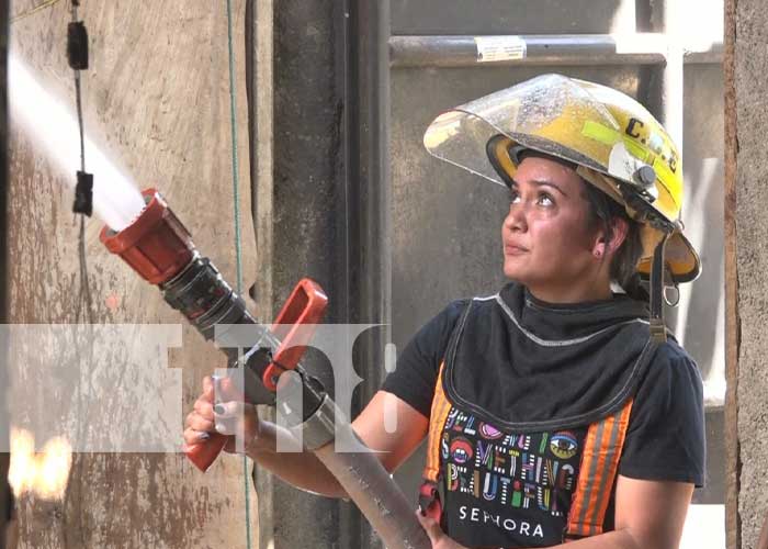 Foto: Bomberos controlan incendio en una vivienda de Estelí / TN8