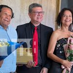 Gloria Bacon y Mario Montenegro reciben reconocimiento del MIFIC en Managua
