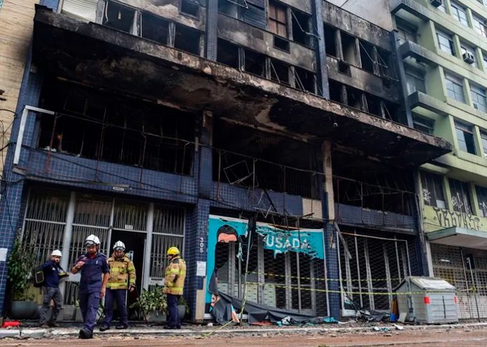 Foto: Al menos diez fallecidos tras incendio en pensión de Brasil / Cortesía