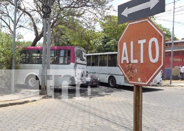 Foto: ¡Irresponsabilidad al volante! Microbús no respeta señal de tránsito y provoca incidente/TN8