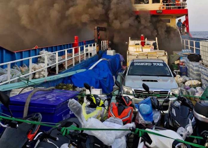 Se incendia un ferry con casi 100 pasajeros en Tailandia