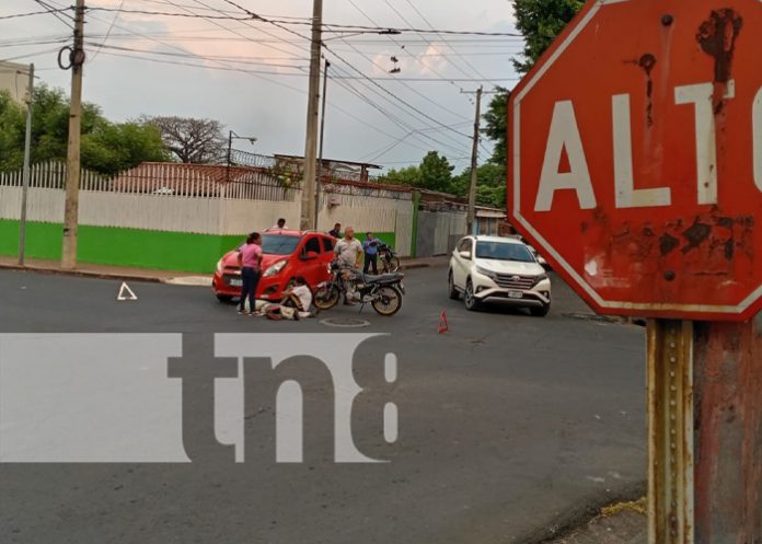 Conductor herido en colisión entre motocicleta y auto en Campo Bruce, Managua