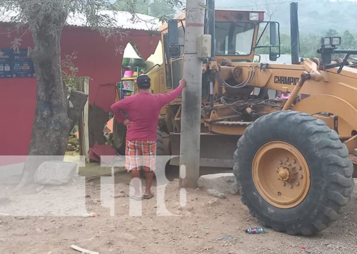 Foto: Tractor impacta contra vivienda en Caulatú, Nueva Segovia/TN8