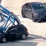 Grúa de construcción cae sobre un carro en Florida, dejando un muerto y heridos