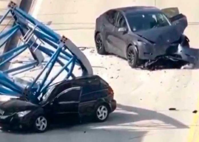 Grúa de construcción cae sobre un carro en Florida, dejando un muerto y heridos