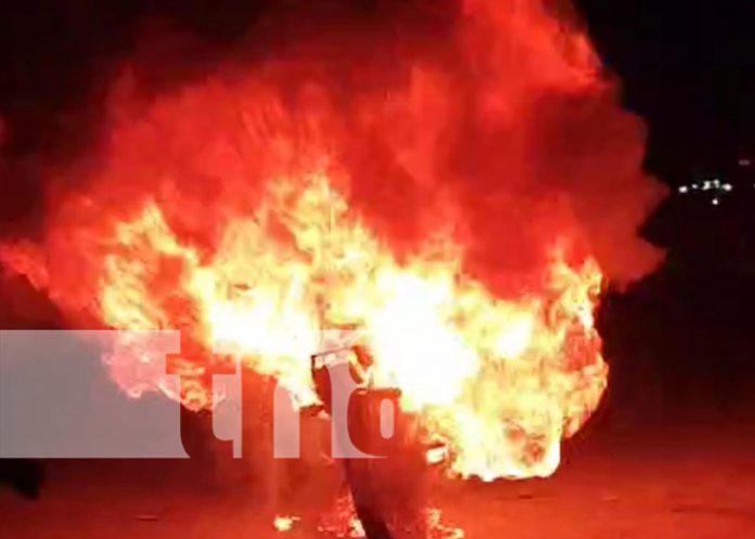 Foto: Motocicleta se incendia en Managua por razones desconocidas/TN8