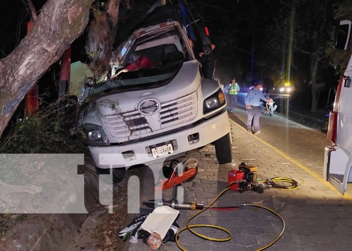 Foto: Rescatan una mujer atrapada en el interior de un camión tras accidente en Somoto Madriz/TN8