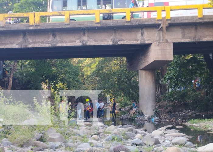 Rescatan a hombre tras caer del puente en Río Blanco