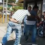 Foto: Conductor y chequeador se agarran a golpes en plena calle en Chinandega/TN8