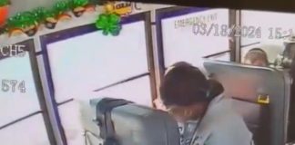 Video muestra agresión a niño con autismo por parte de una asistente de bus escolar