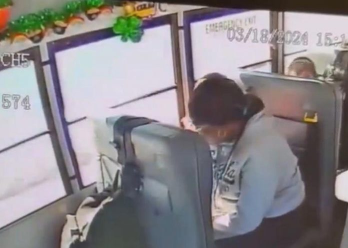 Video muestra agresión a niño con autismo por parte de una asistente de bus escolar